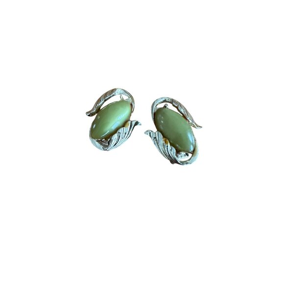 Vintage Clip-On Earrings With Green Stone & Leaf Design Unique Rare Find - Picture 7 of 7